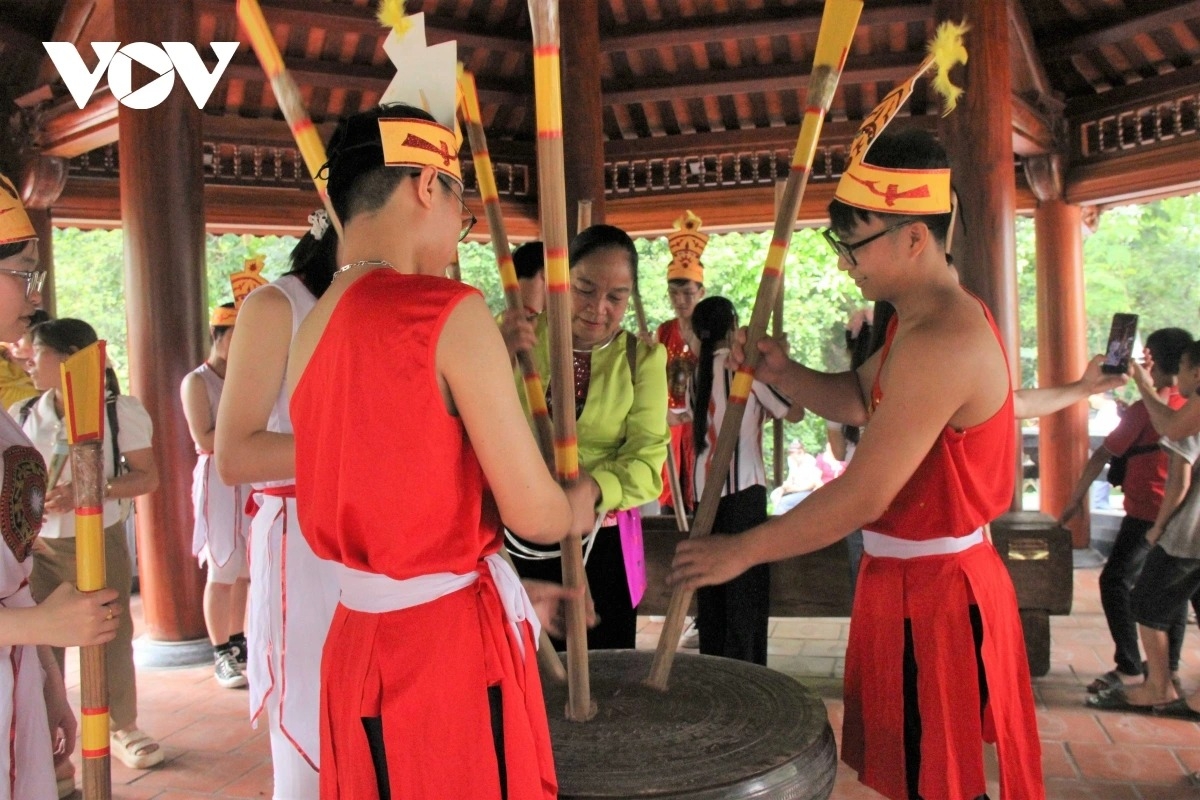 Students from Hung Vuong University vividly reenact bronze drum performances, the traditional “dam Duong” ritual, and folk music at the festival.