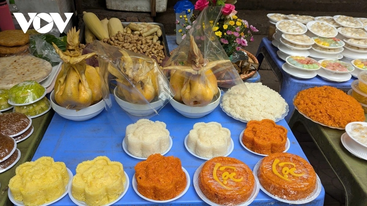 Alongside these offerings, visually appealing molded sticky rice and ceremonial boiled chicken are also widely available, remaining familiar offerings chosen by many families.