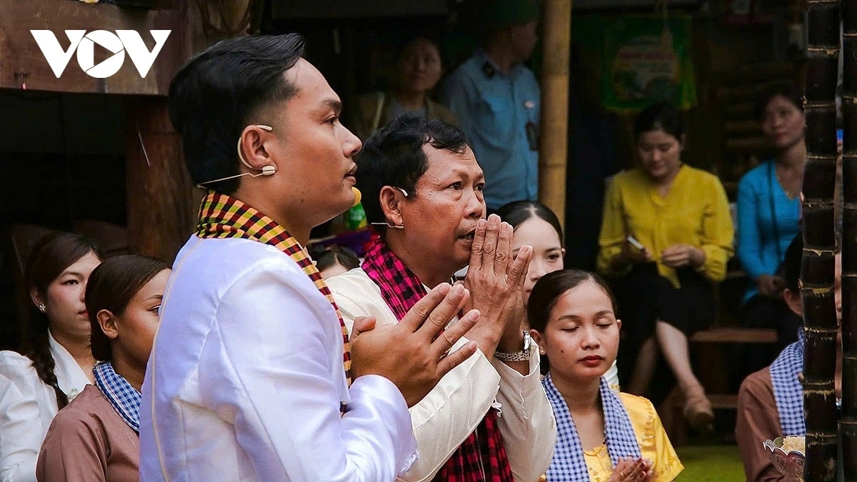 When the moon rises high, the family elder leads the prayer ritual, as incense is lit and everyone turns toward the moon to offer their wishes. This is the most sacred moment of the Ok Om Bok Festival.