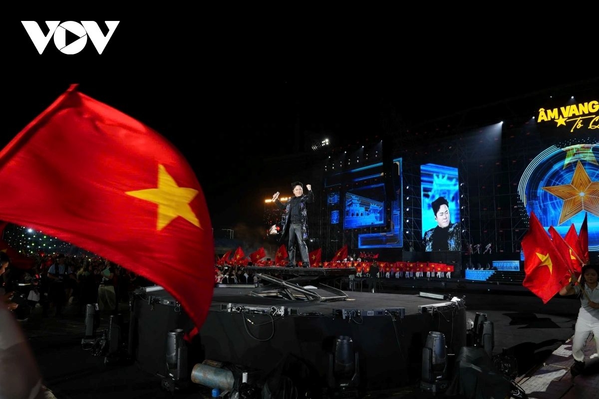 Symphonic music blended with modern rock elements, combined with lighting, laser, and smoke effects, creats a highly symbolic opening that evokes the spirit of national unity and the aspiration for development.