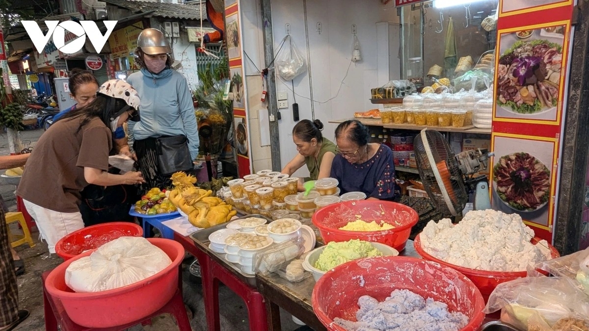 Notably, colourful ready-to-make ingredient kits are widely available at many stalls, catering to customers who prefer to prepare the cakes at home.