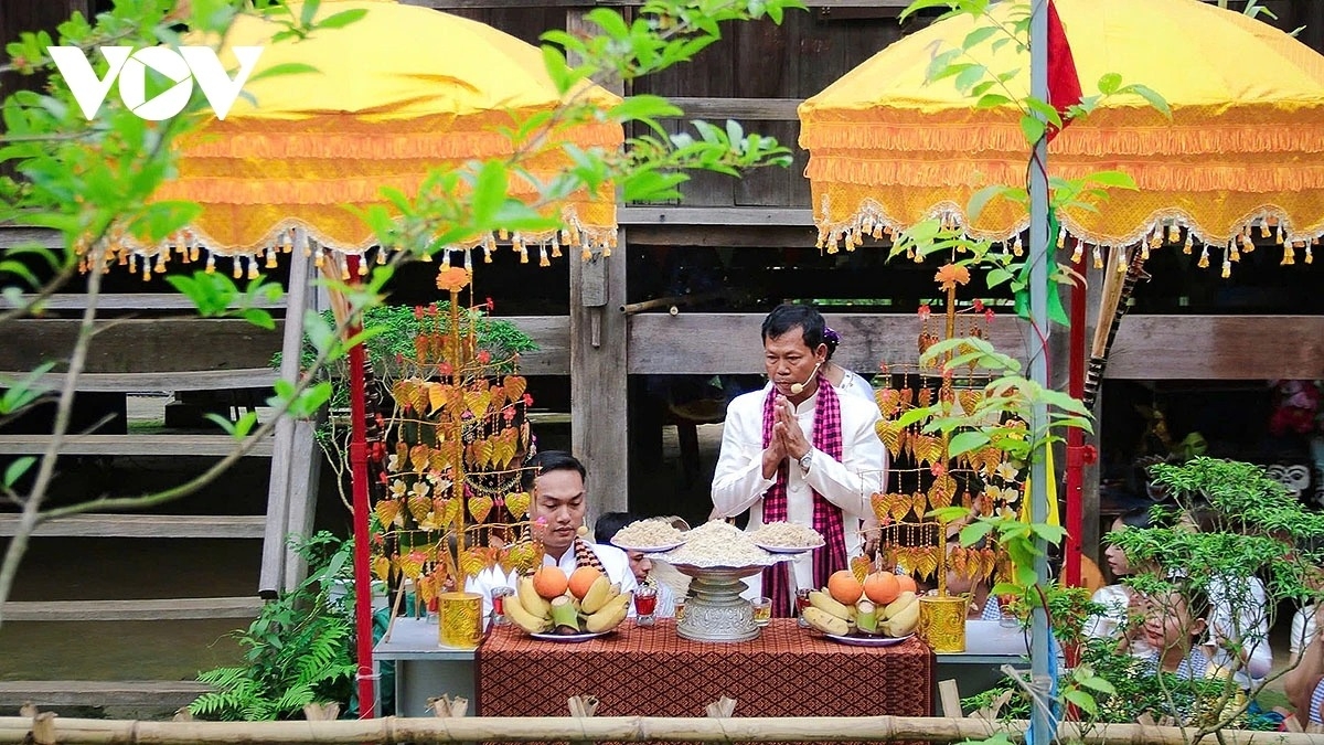 A respected elder is invited to preside over the ceremony, representing the community in offering thanks and prayers for favourable harvests during the Ok Om Bok Festival.