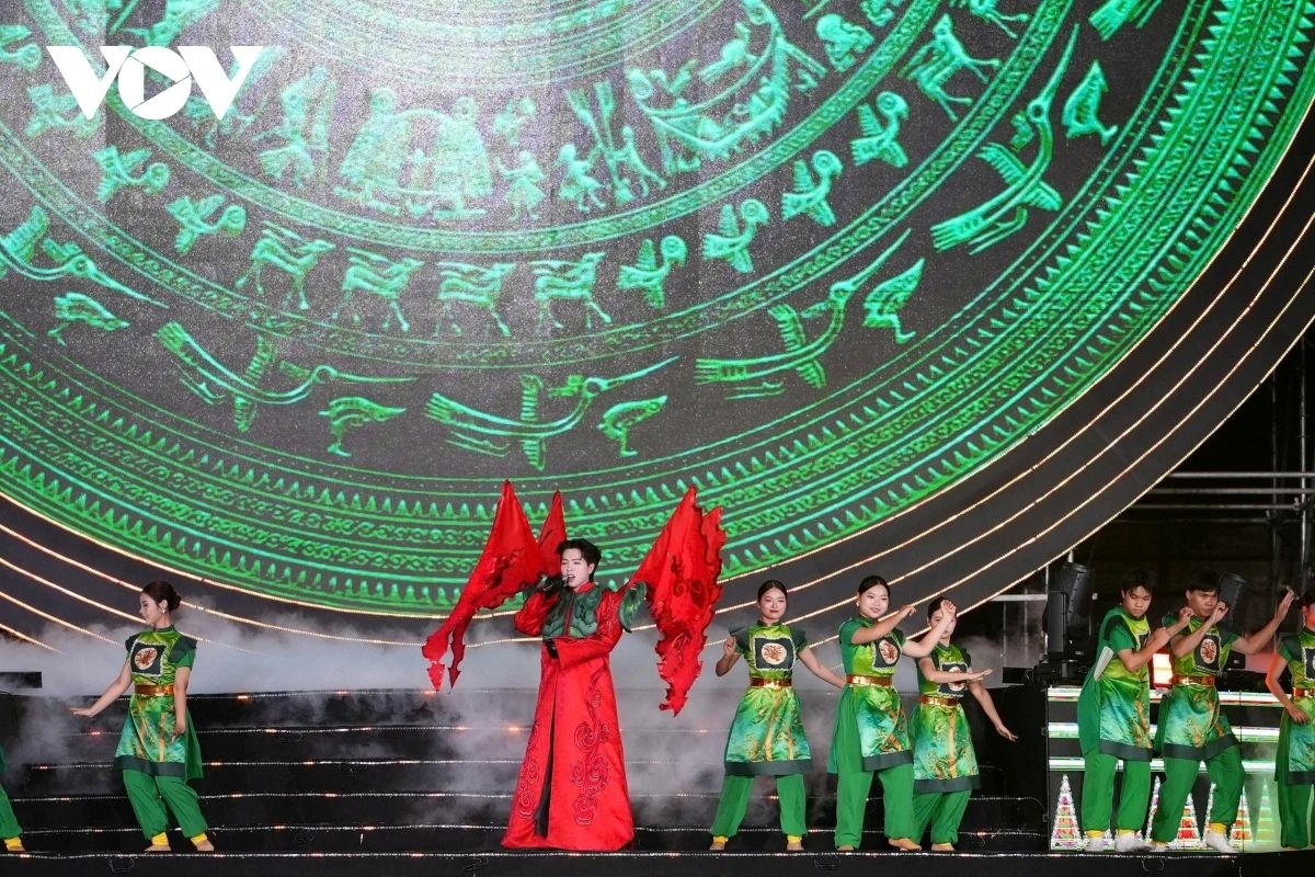 The first part of the programme, comprising three chapters - “Epic on the Bronze Drum,” “Echoes of History,” and “Vietnam’s Aspirations”, guides the audience through the country’s millennia-long cultural and historical journey.