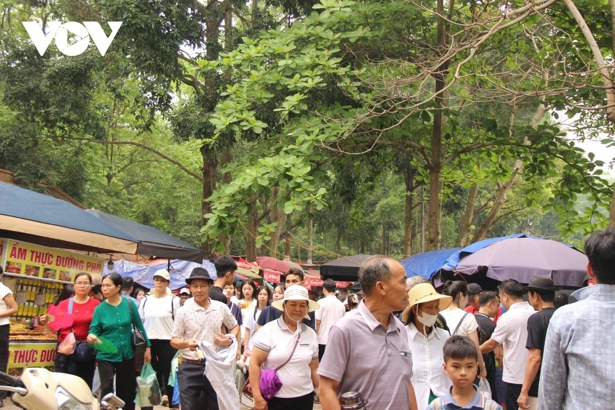 Visitors and locals alike can pause along the routes to sample a wide range of food stalls serving diverse local specialties.