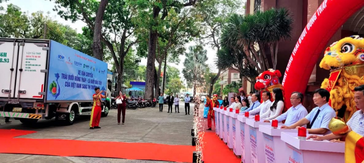 Representatives from the Dong Thap provincial People’s Committee and Blue Ocean Import-Export Trading JSC attend the ceremony