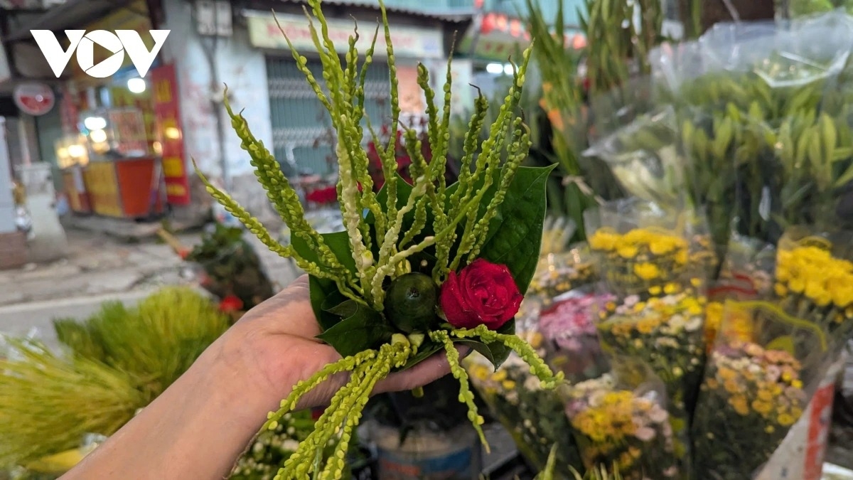 To meet rising demand, many trade vendors also offer ready-made sets of betel leaves, areca nuts, areca blossoms and roses, priced at around VND20,000–25,000 per set.