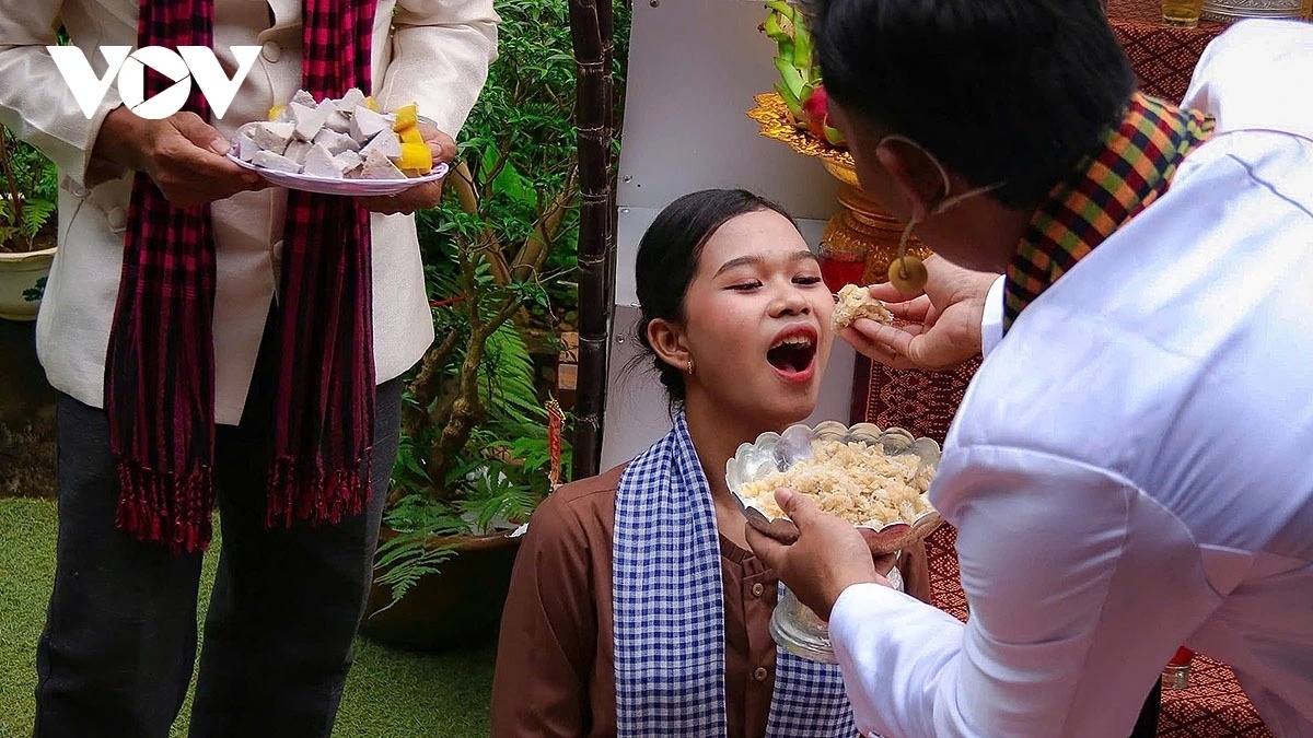 Afterward, children are invited to sit in a row as adults feed them spoonfuls of flattened rice, gently asking about their wishes. This ritual symbolises blessings and the hopes placed on the younger generation during the festival.