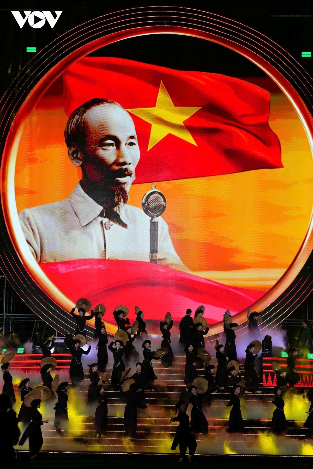 In the “Echoes of History” chapter, a series of familiar songs are reimagined in a symphonic–rock arrangement, recreating significant milestones in Vietnam’s journey of national construction and defence.