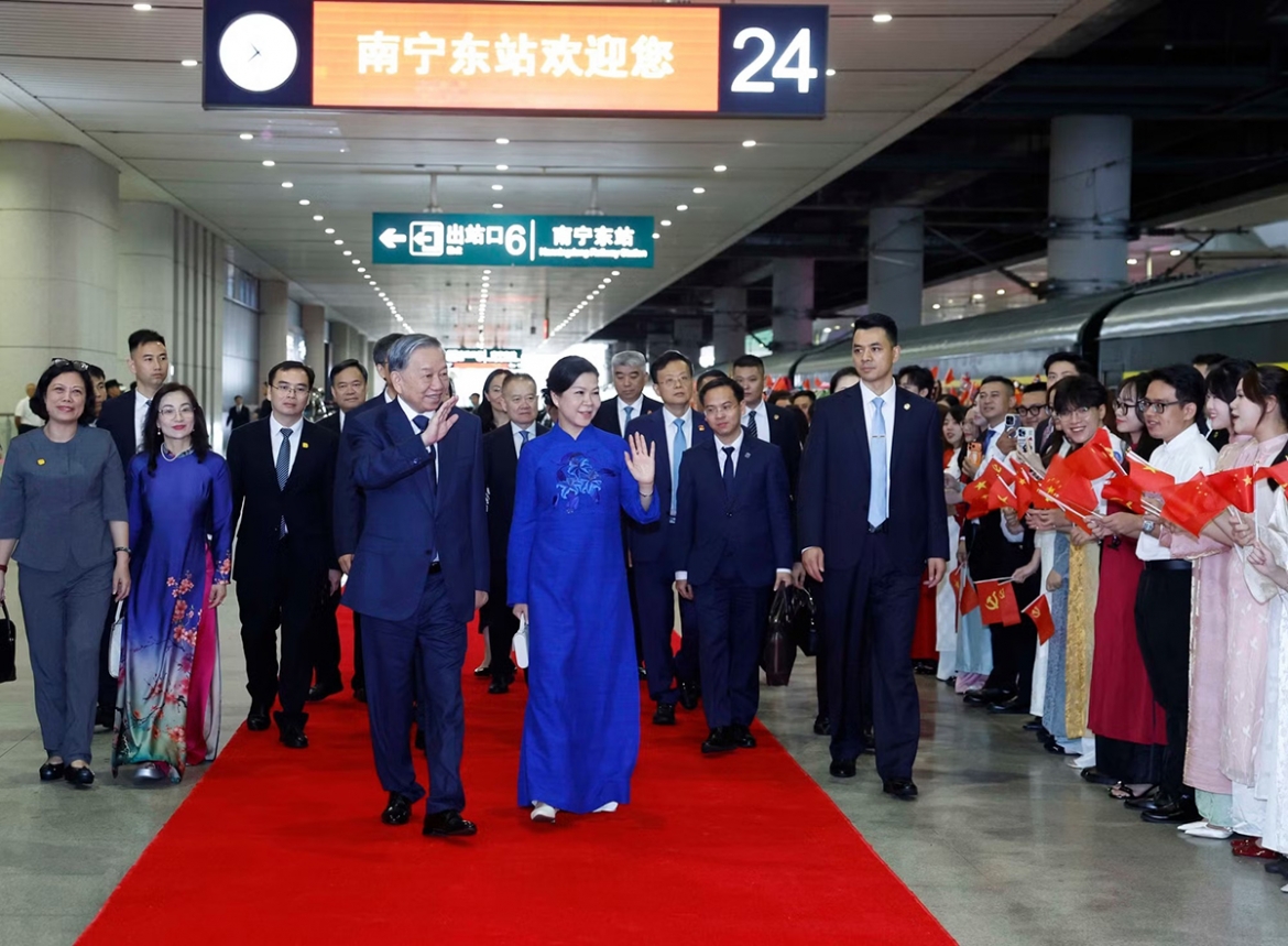 A farewell ceremony is held for Party General Secretary and President To Lam and his spouse at Nanning East Railway Station in Nanning city, marking the conclusion of his state visit to China. (Photo: VNA)