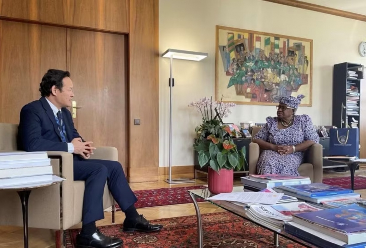 Ambassador Mai Phan Dung and WTO Director-General Ngozi Okonjo-Iweala (Photo: VNA)