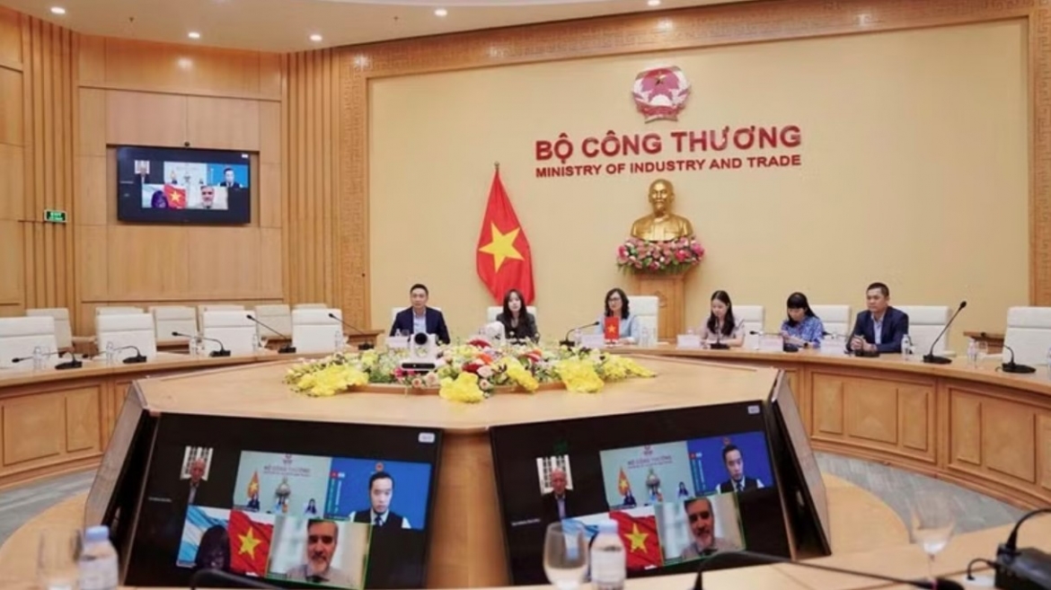 Deputy Minister of Industry and Trade Phan Thi Thang holds an online meeting with Argentina’s Secretary of International Economic Relations. (Photo: Ministry of Industry and Trade)
