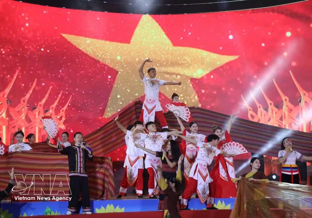 An art programme is held on August 31, 2025 at 16/3 Square in Kon Tum ward, Quang Ngai province to celebrate the 80th anniversary of National Day. (Photo: VNA)