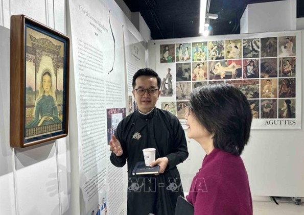 Artist Lam Gia Huan presents his work Nguyen duong An Nam, winner of the “Thien Ly Road” award (Photo: VNA)