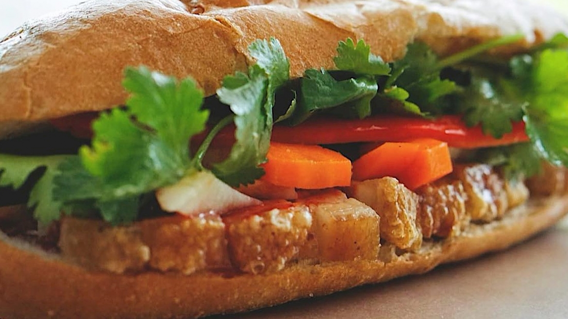 Bánh mì heo quay (Vietnamese roasted pork belly sandwich), second among the Top 100 Southeast Asian dishes  (Photo: TasteAtlas)