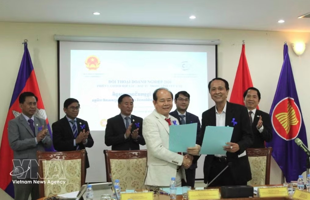 Vietnamese and Cambodian businesses sign an MoU during a thematic discussion on cooperation and investment opportunities in the healthcare sector. (Photo: VNA)