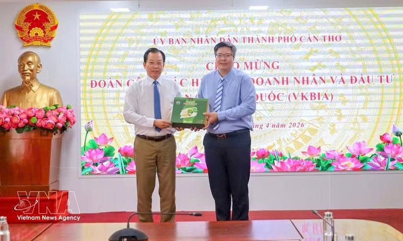 Vice Chairman of the municipal People’s Committee Vuong Quoc Nam (L) and Chairman of the Vietnam–Korea Business and Investment Association Tran Hai Linh pose for a commemorative photo. (Photo: VNA)
