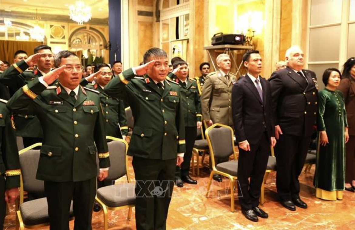 Delegates attending the inauguration of the Vietnam Defence Attaché Office in Italy perform the flag salute Photo: VNA)