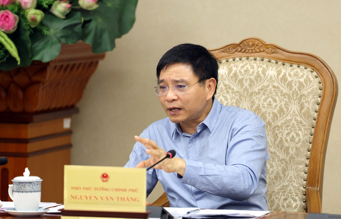 Deputy Prime Minister Nguyen Van Thang calls for tighter price controls and warns against unjustified price hikes amid rising inflation pressures, at a meeting of the Price Management Steering Committee in Hanoi on April 23. (Photo: VGP)