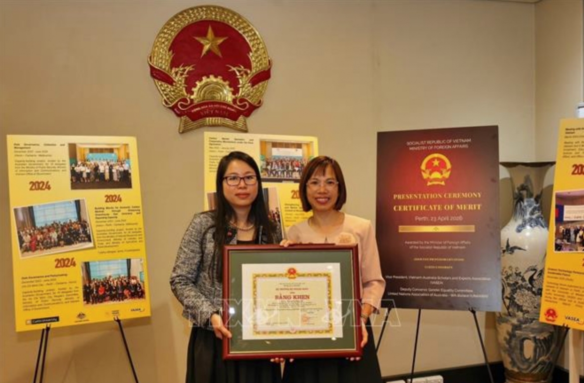 Dr Duong Thi Hong Lien honoured with the Certificate of Merit from Vietnam’s Minister of Foreign Affairs (Photo: VNA)