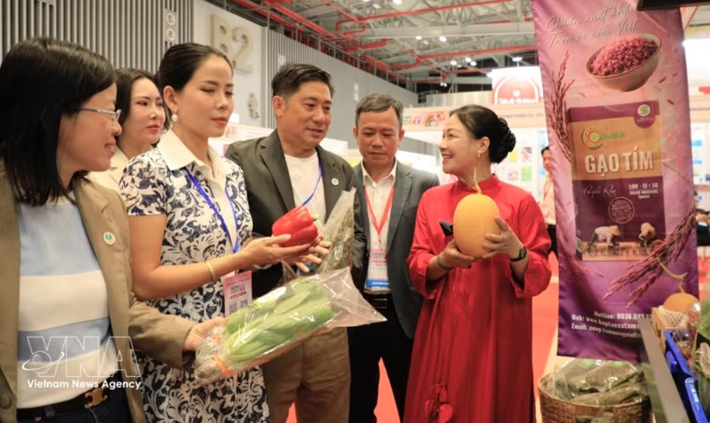 A cooperative introduces organic agricultural products to visitors at HCMC FOODEX 2026. (Photo: VNA)