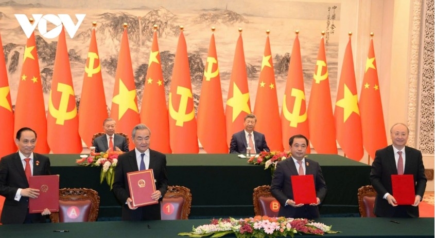 Party General Secretary and President To Lam and his Chinese counterpart Xi Jinping witness the signing ceremony of cooperation documents between the two countries during the former's state visit to China from April 14 to 17.