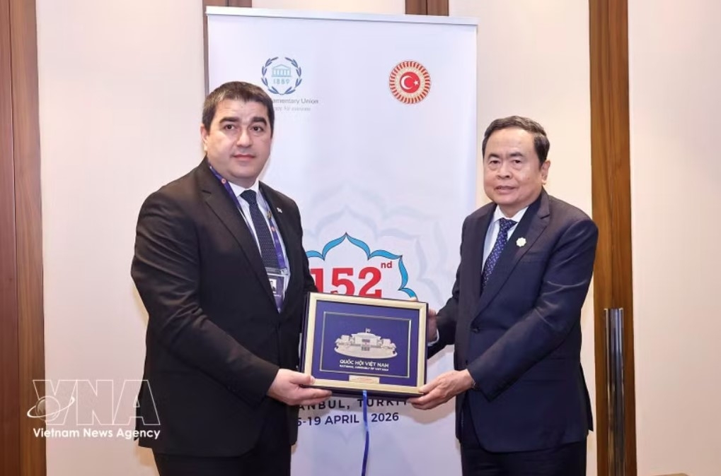 Chairman of the Vietnamese National Assembly Tran Thanh Man (R) presents a commemorative gift to Chairman of the Georgian Parliament Shalva Papuashvili during their meeting in Istanbul on April 16, 2026. (Photo: VNA)