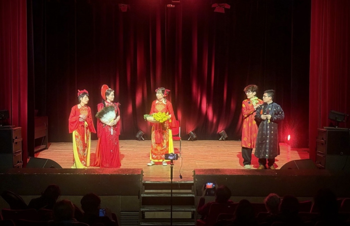 Hợp Ca Quê Hương , a choir group of the Vietnamese community in France, draws strong audience attention with the play Gặp nhau giữa nhân gian (Meeting in the human world) (Photo:VNA)