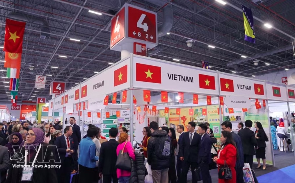 Booths of Vietnamese cooperatives and enterprises at the Halal Expo 2025 exhibition in Türkiye. (Photo: VNA)