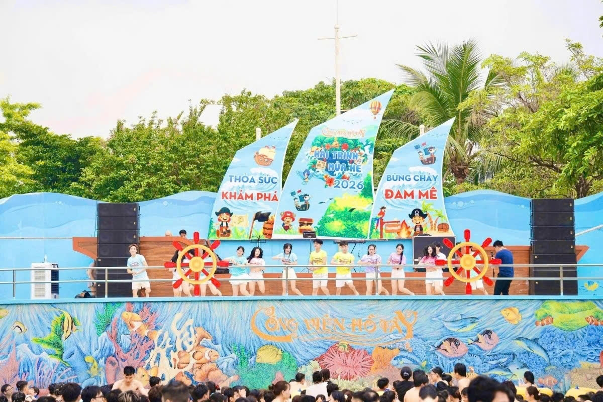 West Lake Water Park in Hanoi offers diverse activities to attract visitors during the four-day break