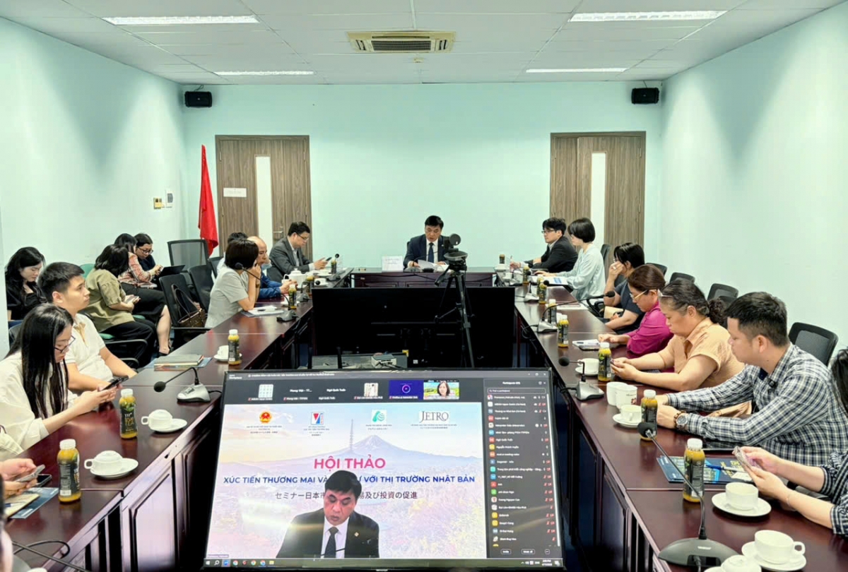 Delegates attend the seminar in Hanoi on April 15. (Photo: congthuong.vn)