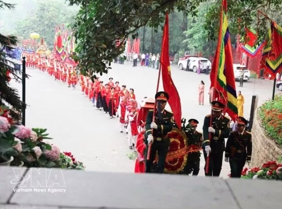 Delegates from Hy Cuong commune perform rituals at Thuong Temple. (Photo: VNA)