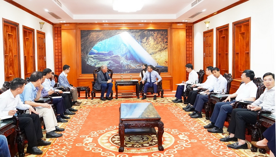HunterNet Chair Tim Owen discusses potential cooperation sectors with Quang Tri Vice Chairman Le Duc Tien (Photo: baodautu.vn)