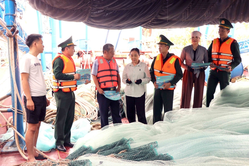 The Hai Phong Sub-Department of Fisheries, Livestock Production and Animal Health, in coordination with border guard forces, dissemines regulations on fisheries exploitation in Nam Trieu ward. (Photo: VNA)
