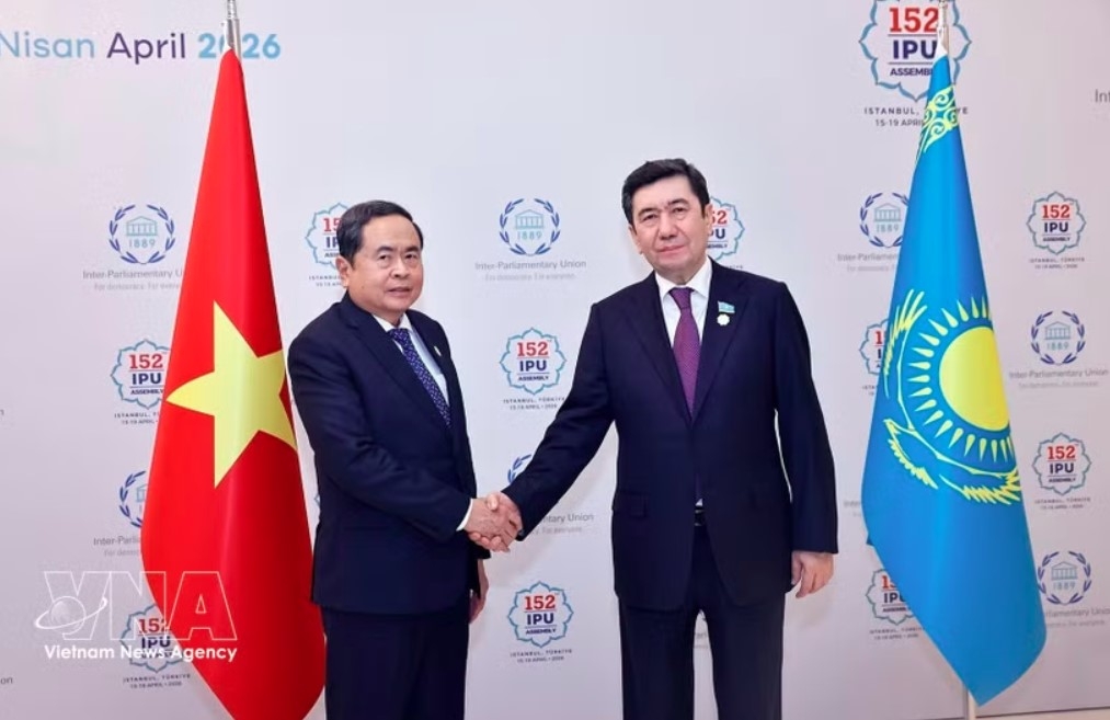 National Assembly Chairman Tran Thanh Man (left) and Yerlan Koshanov, Speaker of the Mazhilis - the lower house of Kazakhstan’s parliament, during their in Istanbul, Türkiye, on April 16 (Photo: VNA)