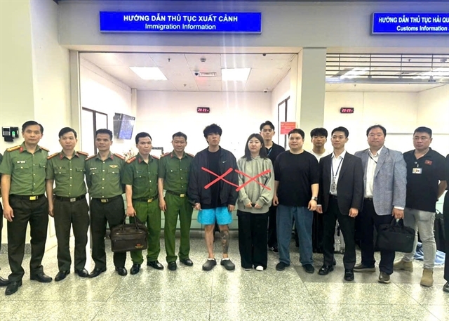 Police of northern Bac Ninh province hand over two nationals of the Republic of Korea wanted under Interpol red notices. (Photo: anninhthudo.vn)
