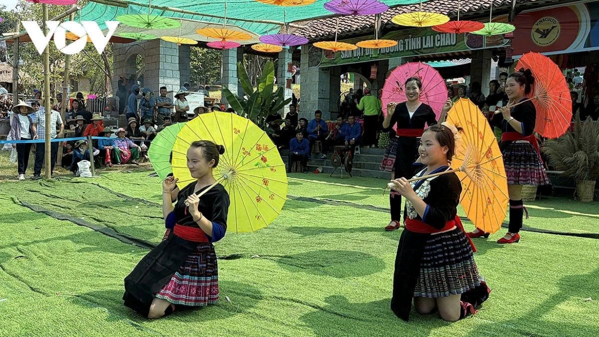 The highland market serves as a place for trade and a cultural meeting point for ethnic communities from the Northwest and Northeast.