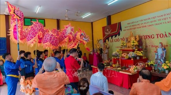 Members of the Vietnamese community in Udon Thani offer incense at the Hung Kings Commemoration ceremony (Photo: VNA)