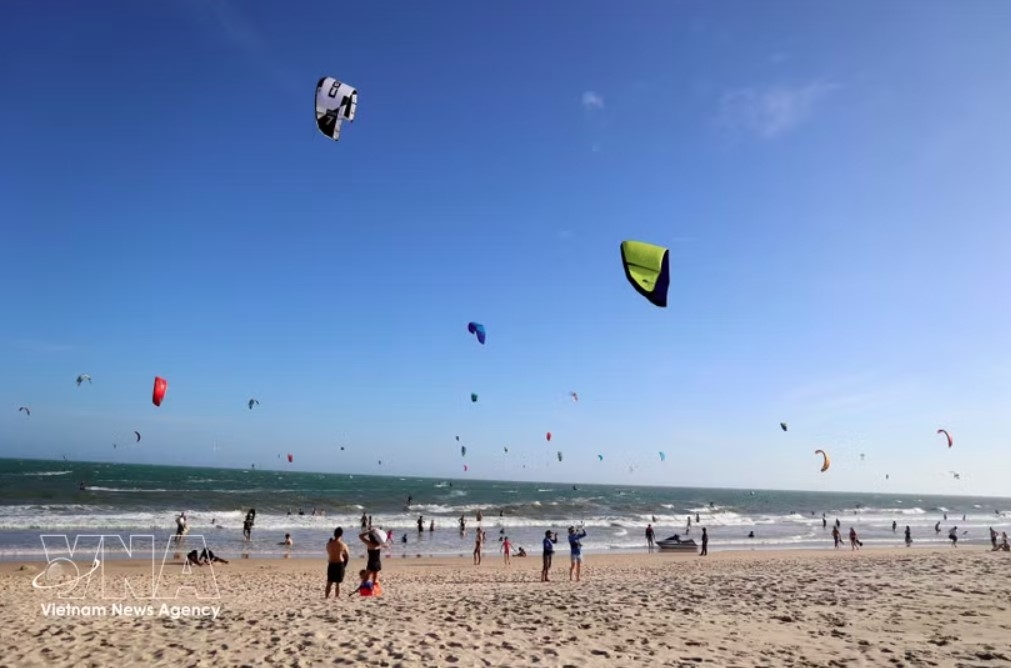 Mui Ne in Lam Dong province is becoming a popular destination for those who love water sports. (Photo: VNA)