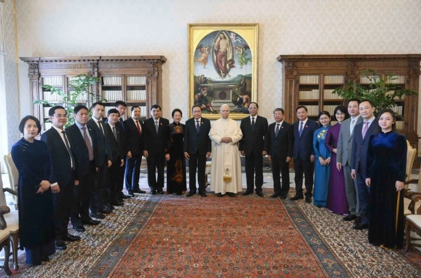 NA Chairman Tran Thanh Man and his delegation pose a group photo with Pope Leo XIV at the Vatican
