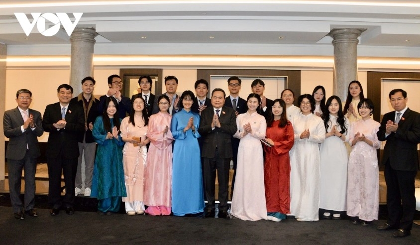 National Assembly Chairman Tran Thanh Man pose for a group photo with Vietnamese students in Italy