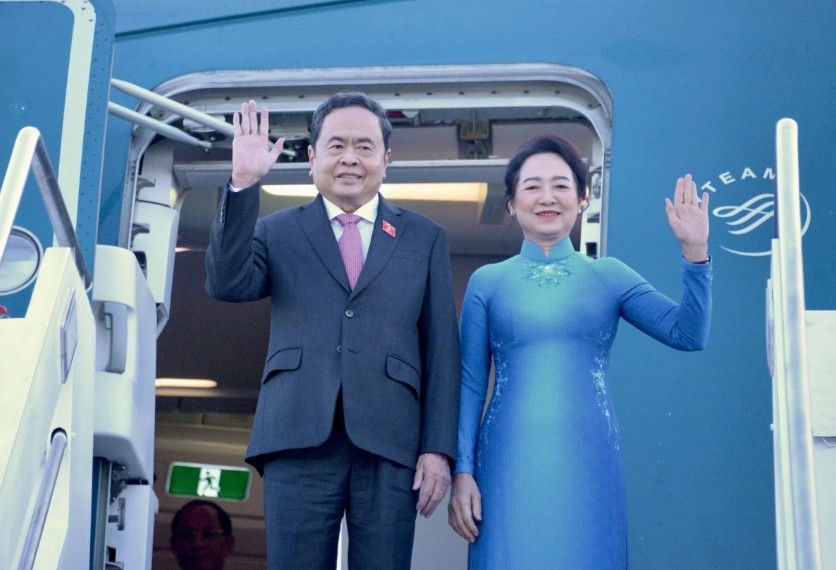 NA Chairman Tran Thanh Man and his spouse arrive at Ciampino Airport in Rome on April 11 (local time) for a five-day official visit to Italy