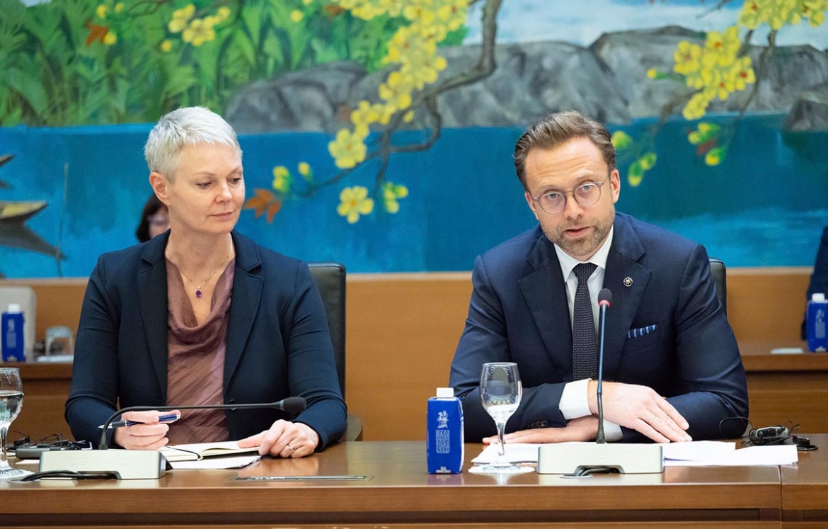 Nikolai Astrup (R), chair of the EFTA Parliamentary Committee, during a working session with the National Defence, Security and Foreign Affairs Committee of the National Assembly in Hanoi on April 20. (Photo: quochoi.vn)