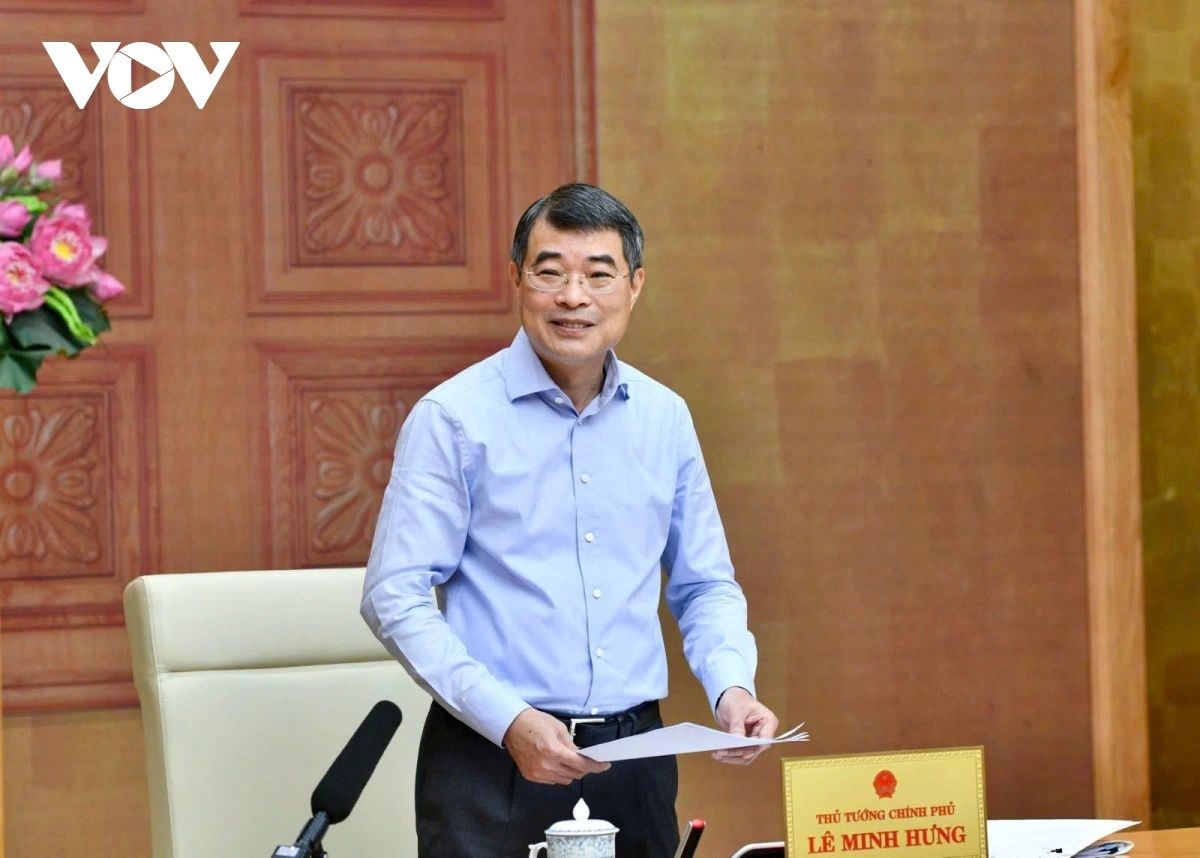 Prime Minister Le Minh Hung urges free textbooks rollout, exam readiness, and education digitalisation, during a meeting with the Ministry of Education and Training in Hanoi on April 25