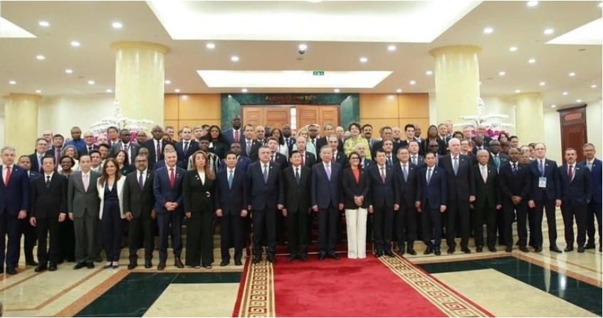 Party General Secretary To Lam poses for a group photo with heads of delegations attending the signing ceremony for the Hanoi Convention (Photo: VGP)
