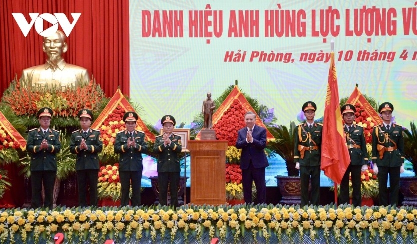 The top Vietnamese leader presents the Hero of the People’s Armed Forces title to Military Region 3