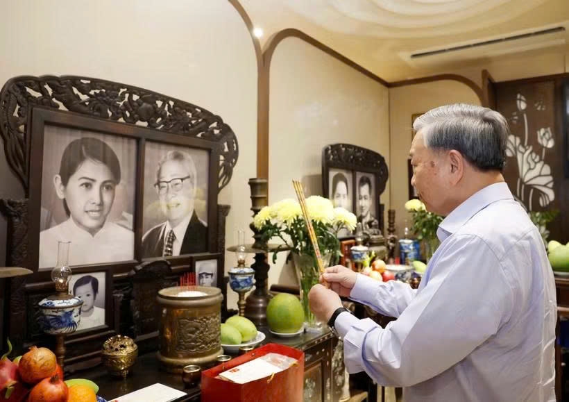 Party General Secretary, State President To Lam offers incense in tribute to late Prime Minister Vo Van Kiet. (Photo: VNA)
