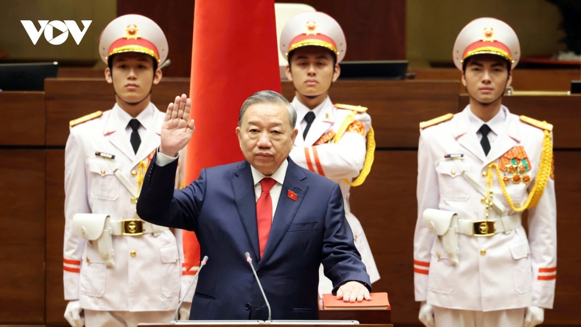 Newly-elected President To Lam takes the oath of office