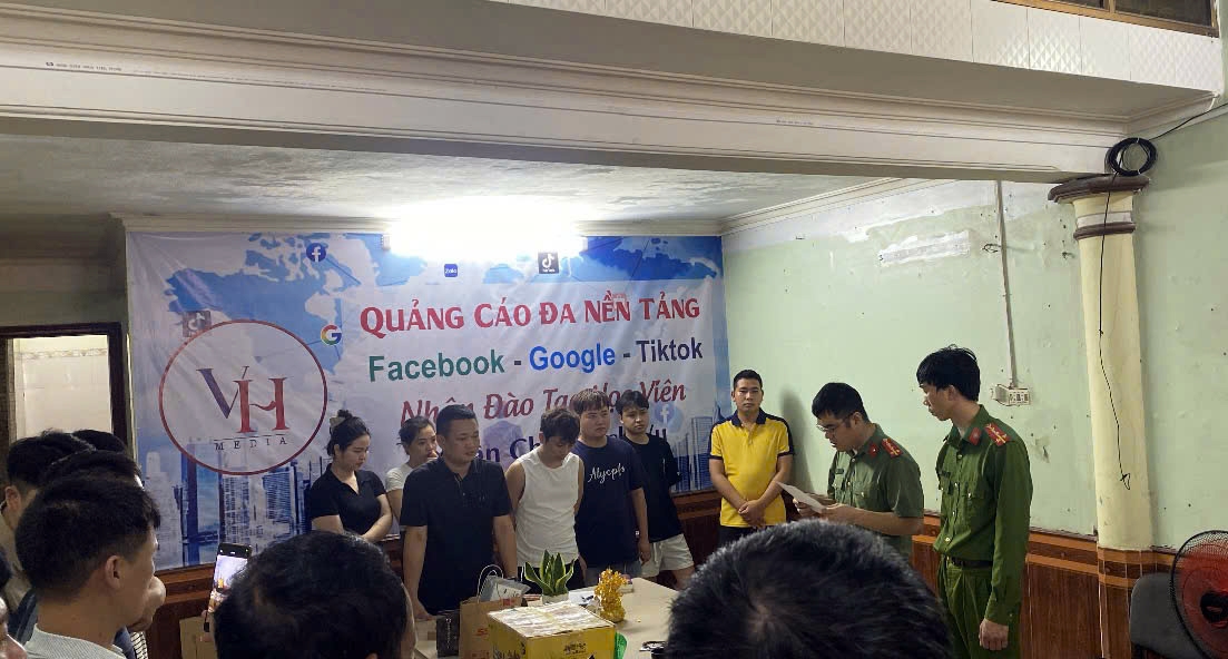 Investigators from Hung Yen provincial police conduct a search at a location used by the suspects in the fake medicine case. (Photo: Police)