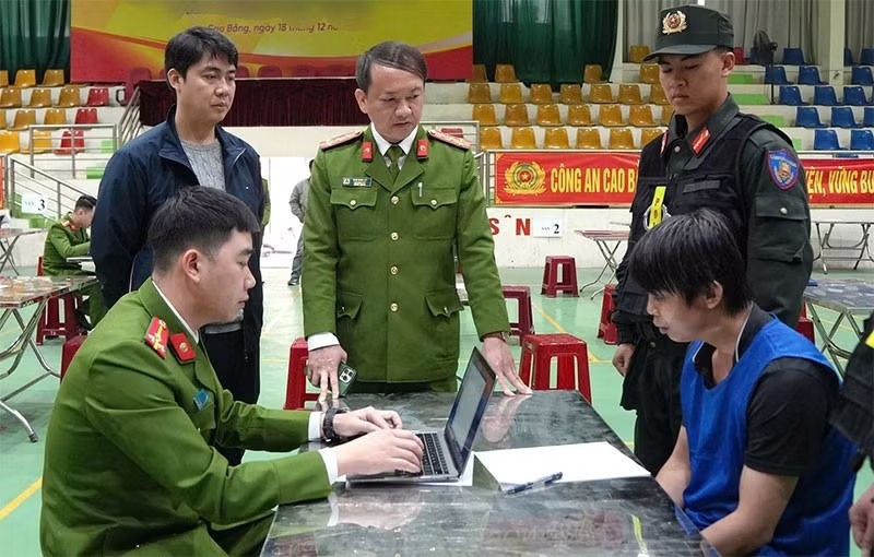 Cao Bang police take statements from one of the suspects. (Photo: police)