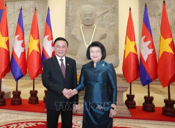 Politburo member and Permanent member of the Party Central Committee’s Secretariat Tran Cam Tu and Cambodian National Assembly President Khuon Sudary (Photo: VNA)
